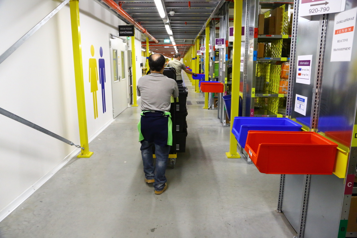 Distribuční centrum Amazonu v Dobrovízi