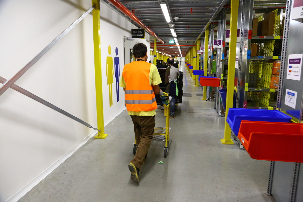 Distribuční centrum Amazonu v Dobrovízi