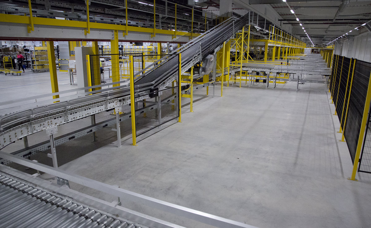 Distribuční centrum Amazonu v Dobrovízi