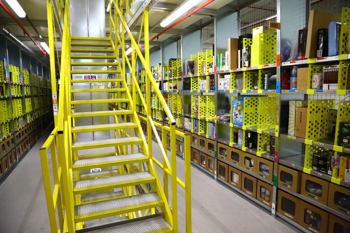 Distribuční centrum Amazonu v Dobrovízi