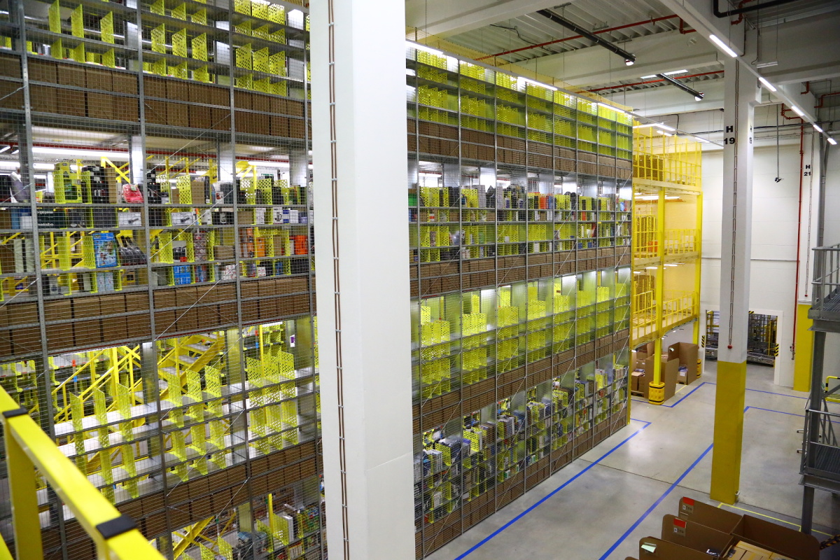 Distribuční centrum Amazonu v Dobrovízi
