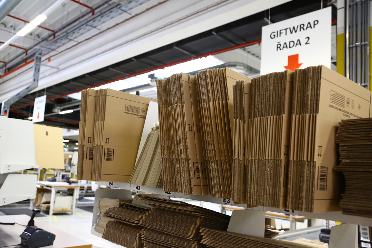 Distribuční centrum Amazonu v Dobrovízi
