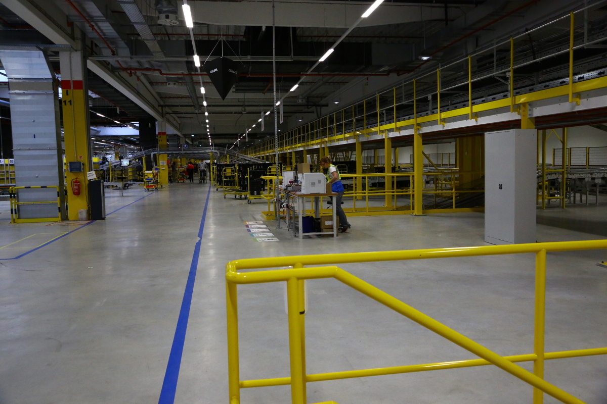 Distribuční centrum Amazonu v Dobrovízi