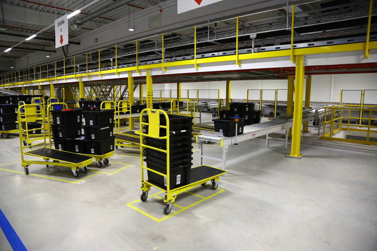 Distribuční centrum Amazonu v Dobrovízi