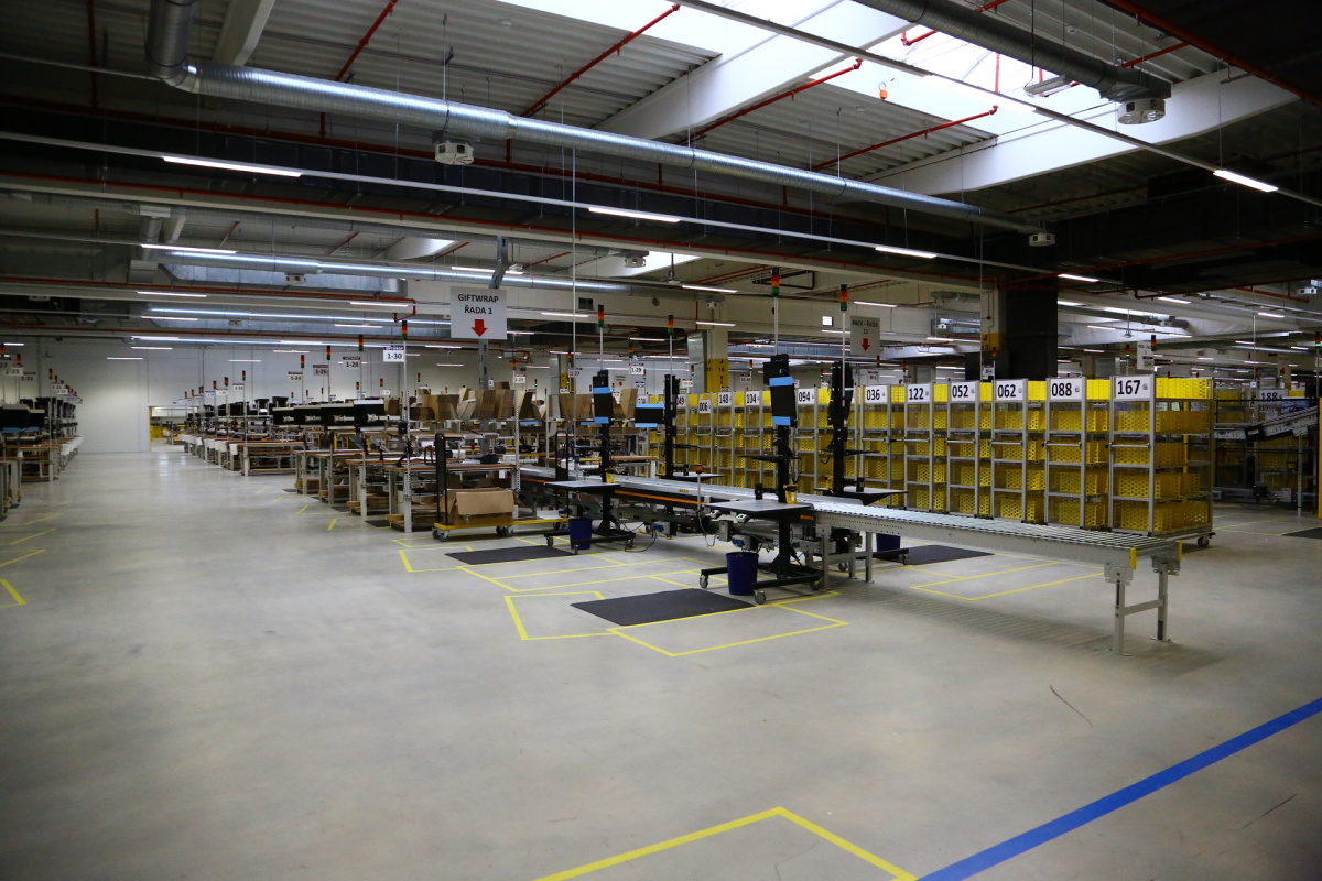Distribuční centrum Amazonu v Dobrovízi