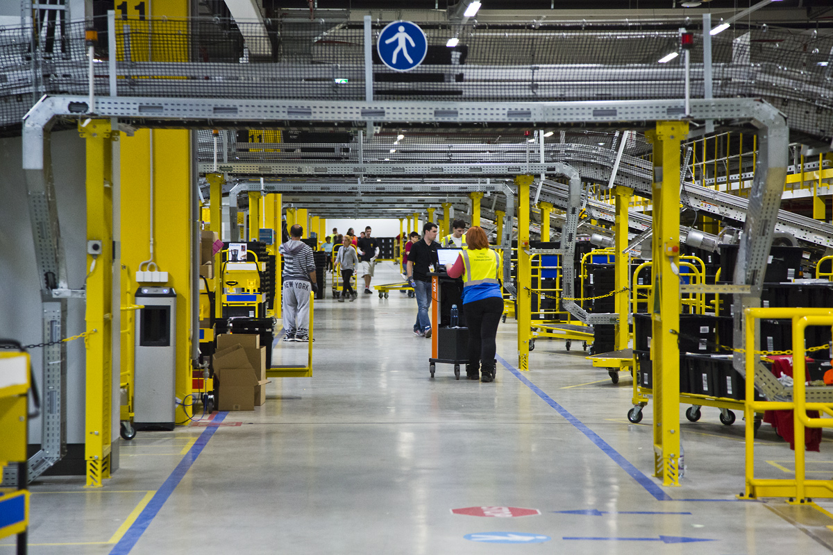 Distribuční centrum Amazonu v Dobrovízi