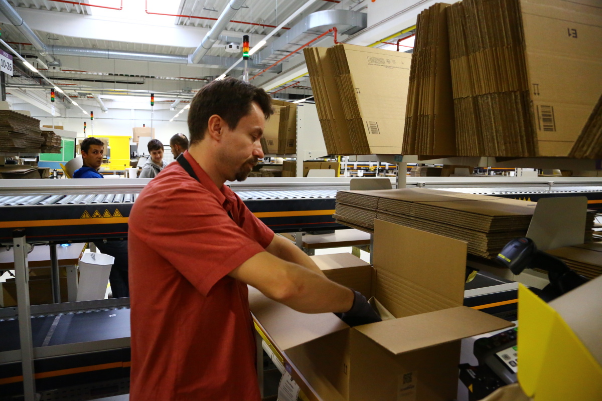 Distribuční centrum Amazonu v Dobrovízi