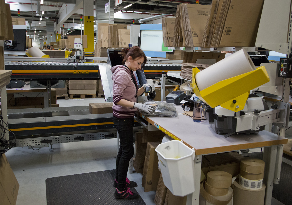 Distribuční centrum Amazonu v Dobrovízi