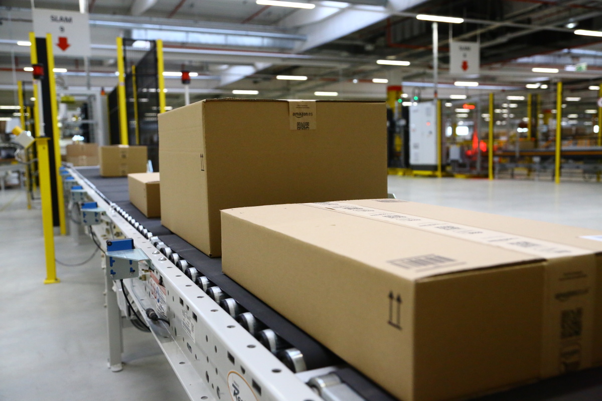 Distribuční centrum Amazonu v Dobrovízi