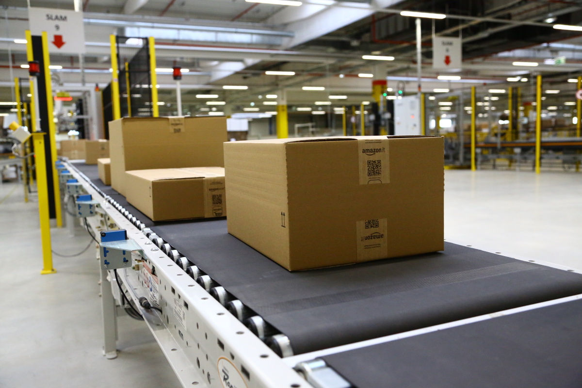 Distribuční centrum Amazonu v Dobrovízi