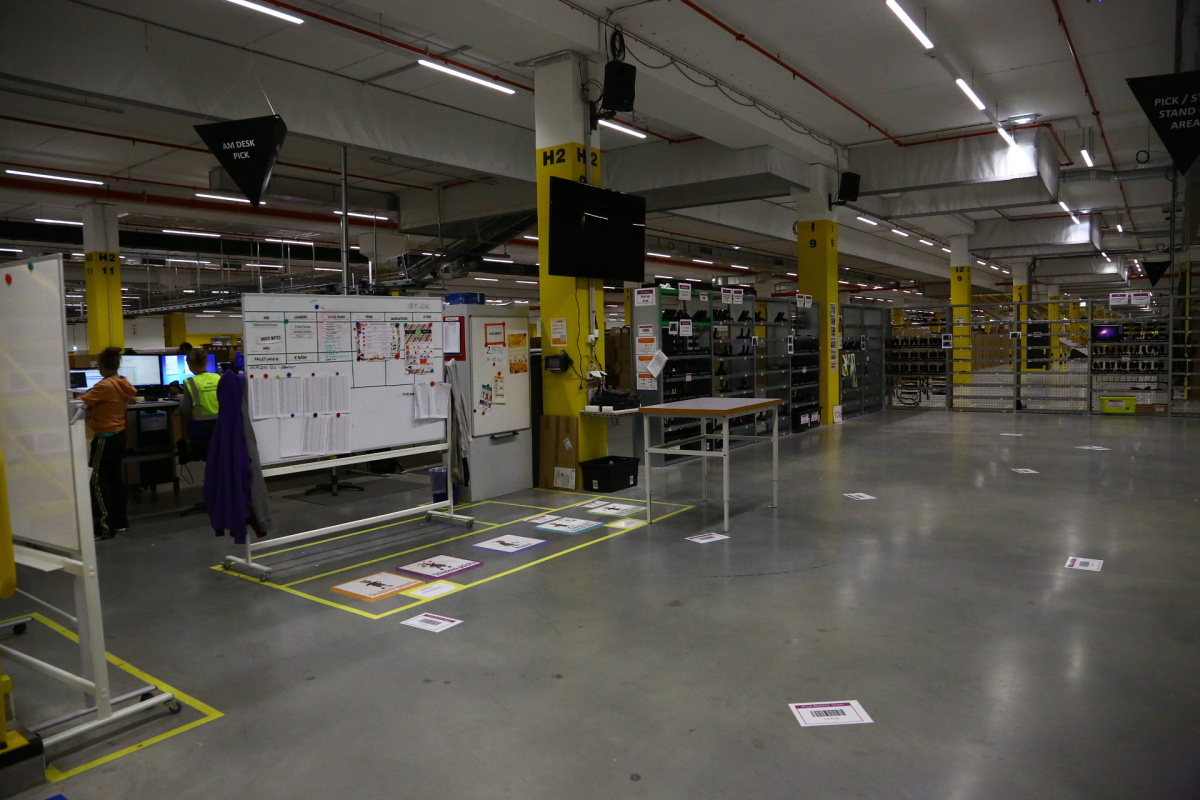 Distribuční centrum Amazonu v Dobrovízi