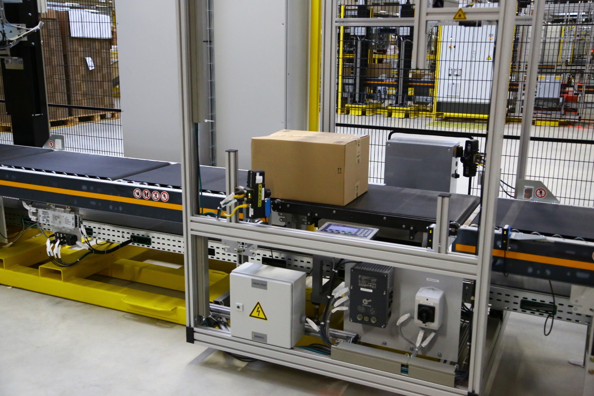 Distribuční centrum Amazonu v Dobrovízi