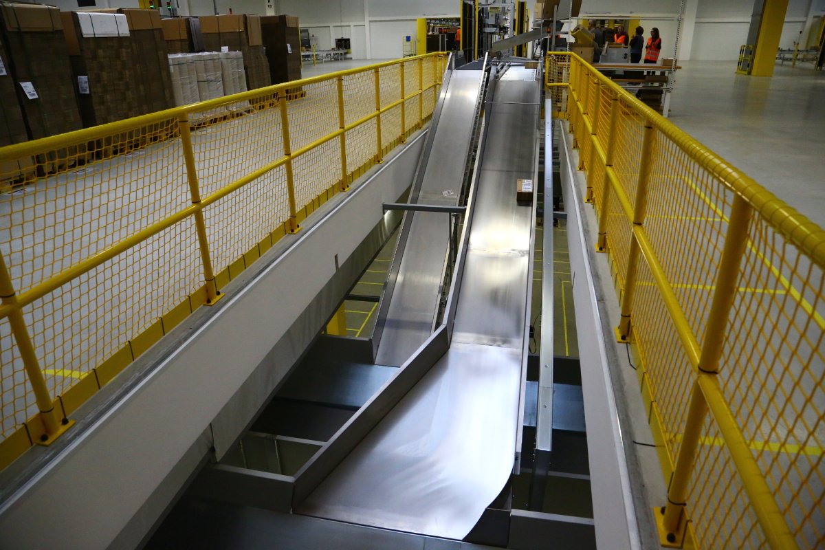 Distribuční centrum Amazonu v Dobrovízi