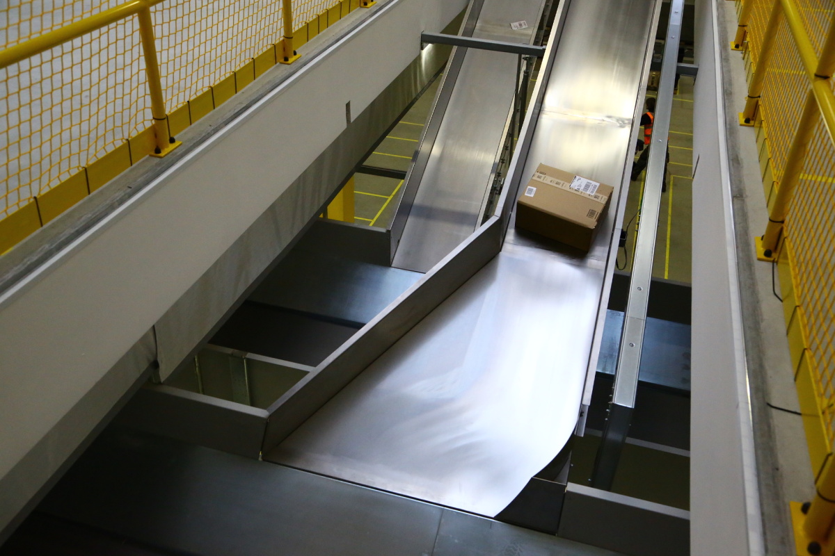 Distribuční centrum Amazonu v Dobrovízi