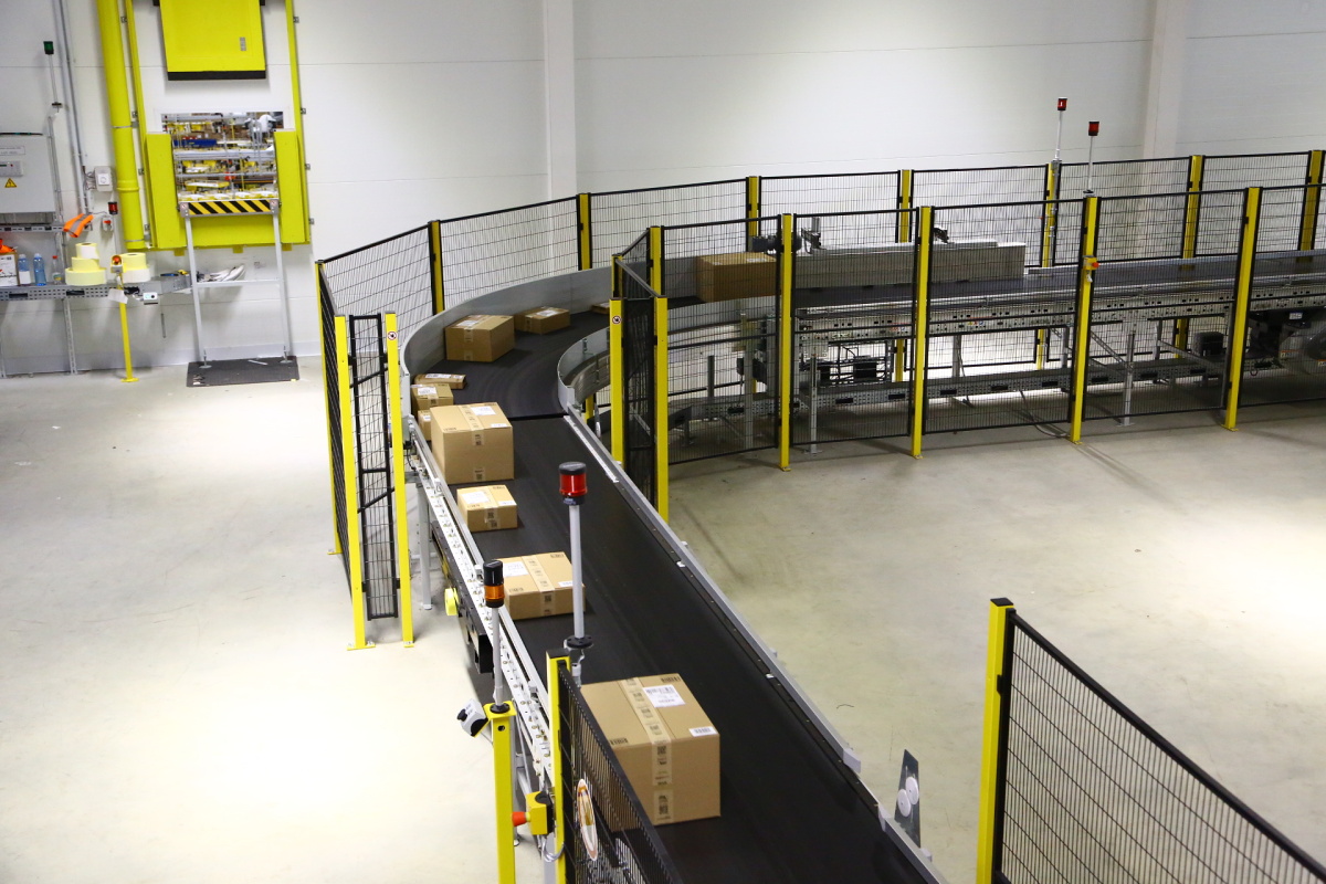 Distribuční centrum Amazonu v Dobrovízi