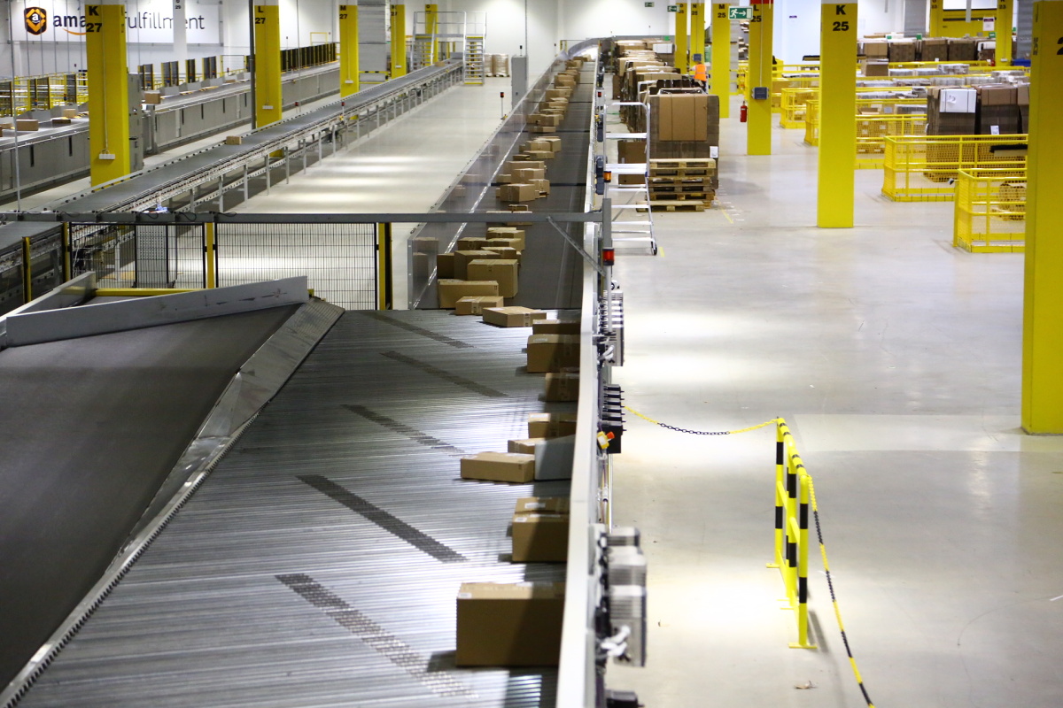 Distribuční centrum Amazonu v Dobrovízi