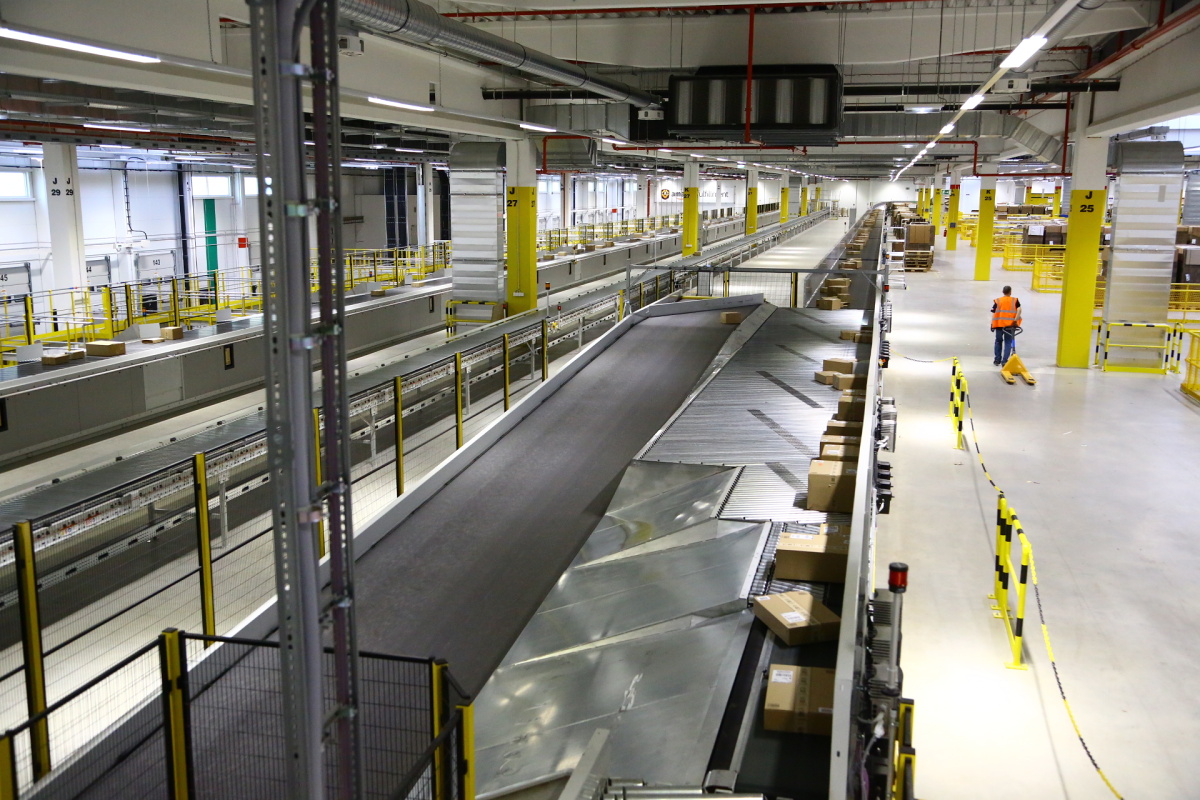 Distribuční centrum Amazonu v Dobrovízi