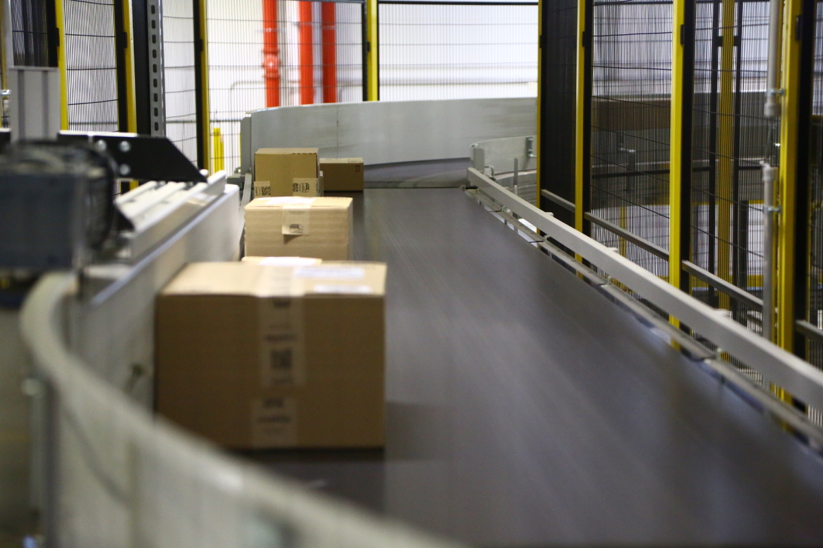 Distribuční centrum Amazonu v Dobrovízi