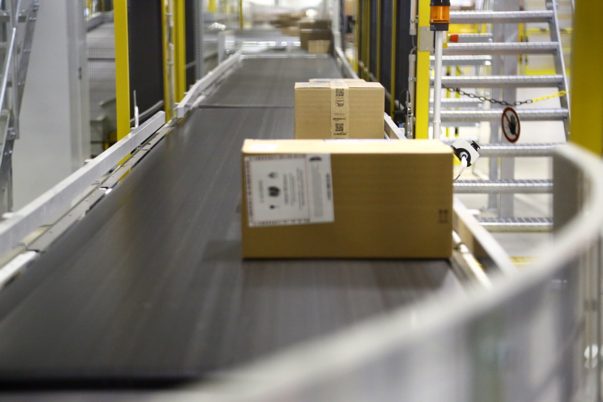 Distribuční centrum Amazonu v Dobrovízi