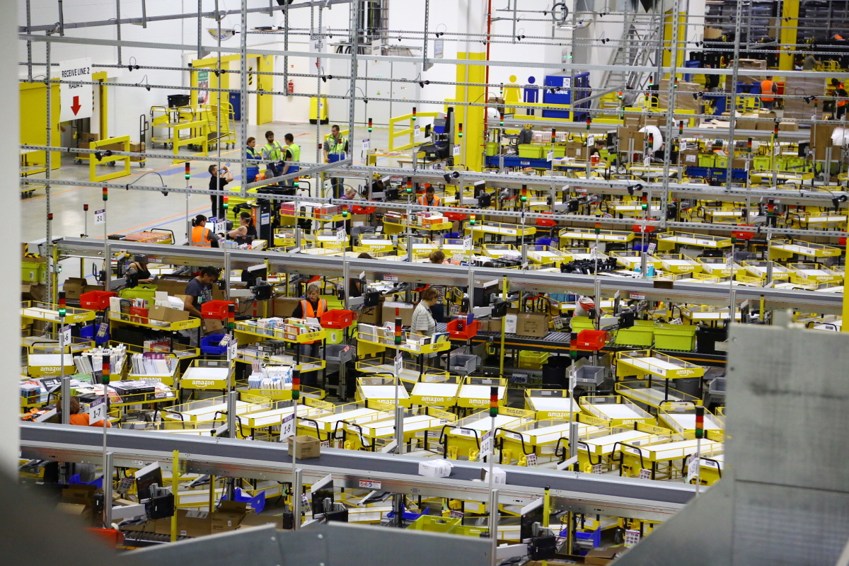 Distribuční centrum Amazonu v Dobrovízi