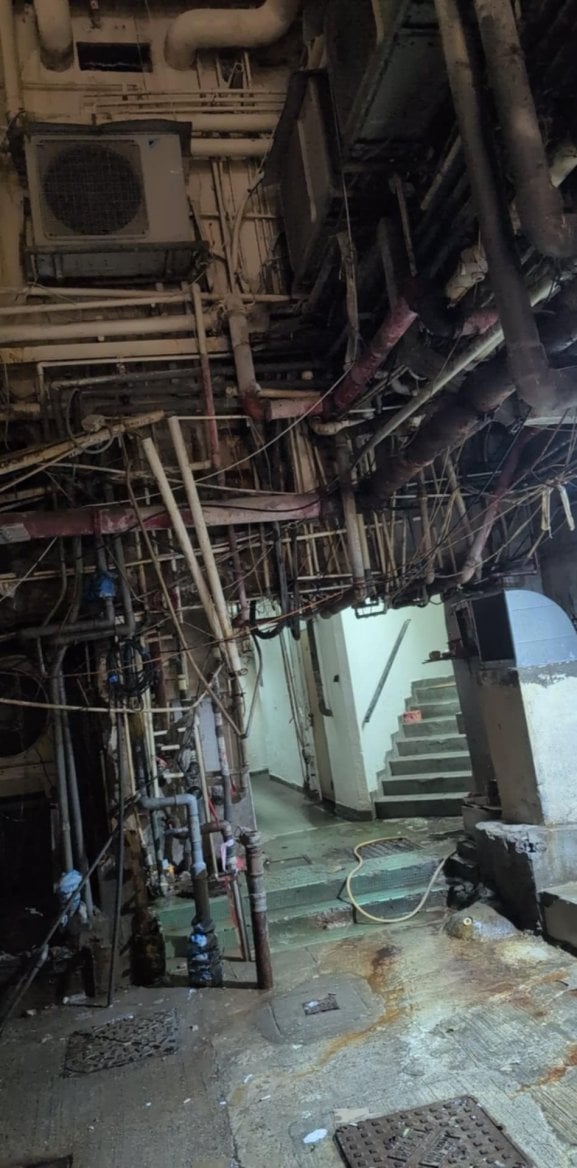 Ukázka toho, jak se v Hongkongu (a dalších částech Asie) příliš neřeší estetika a spol. Infrastruktura, která je u nás schovaná, se objevuje všude možně. Platí to pro klimatizace, kabely, trubky a další.