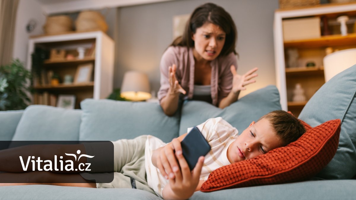 Jídlo bez mobilu, večerka „offline“ a jít příkladem. Lékaři sepsali desatero digitálního zdraví pro rodiče