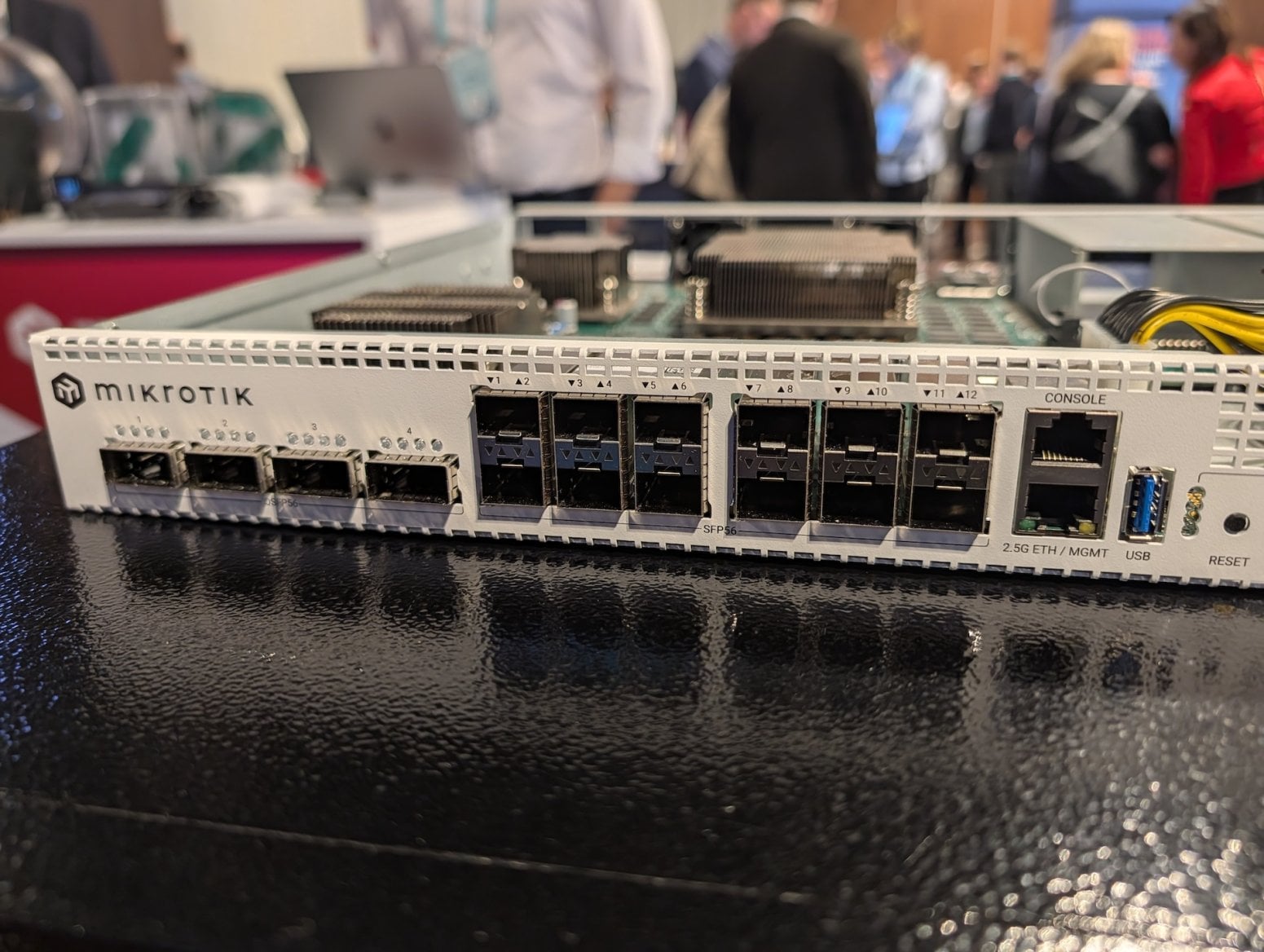 MikroTik Hybrid Core Router s ARM procesory Ampere Altra