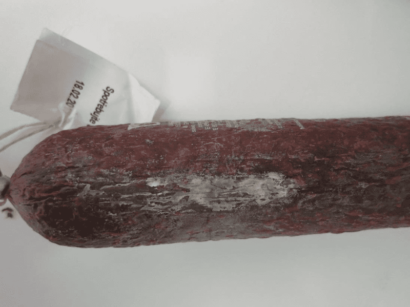 JEDNOTA, spotřební družstvo v Boskovicích, Brodek u Konice: Vysočina - na povrchu potraviny se vyskytovaly kolonie plísní zelené a bílé barvy viditelné pouhým okem. Při kontrole nebyly zjištěny nevyhovující teploty skladování tohoto výrobku. Výrobek neměl prošlé datum spotřeby.