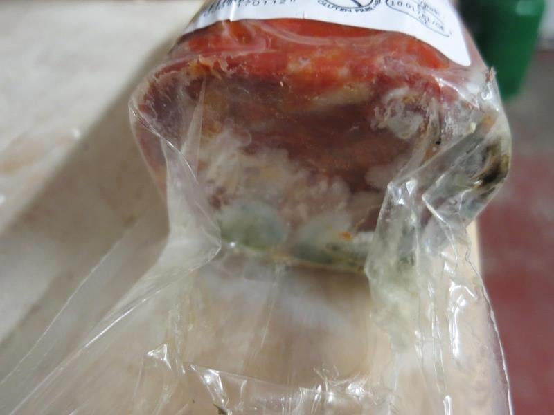 PALMER, Pekařství u Martina, Česká Kamenice - CHORIZO TACOS PICANTE: Na povrchu výrobku pod obalem byly patrné kolonie plísní viditelné pouhým okem. Potravina se nepovažuje za bezpečnou, pokud jeví známky kažení. Obal byl porušený - bylo porušeno vakuum.