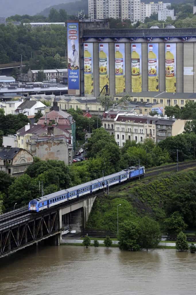 2011-11-povodnc49b-pokrac48dujc3ad-voda-v-mc49blnc3adku-stoupc3a