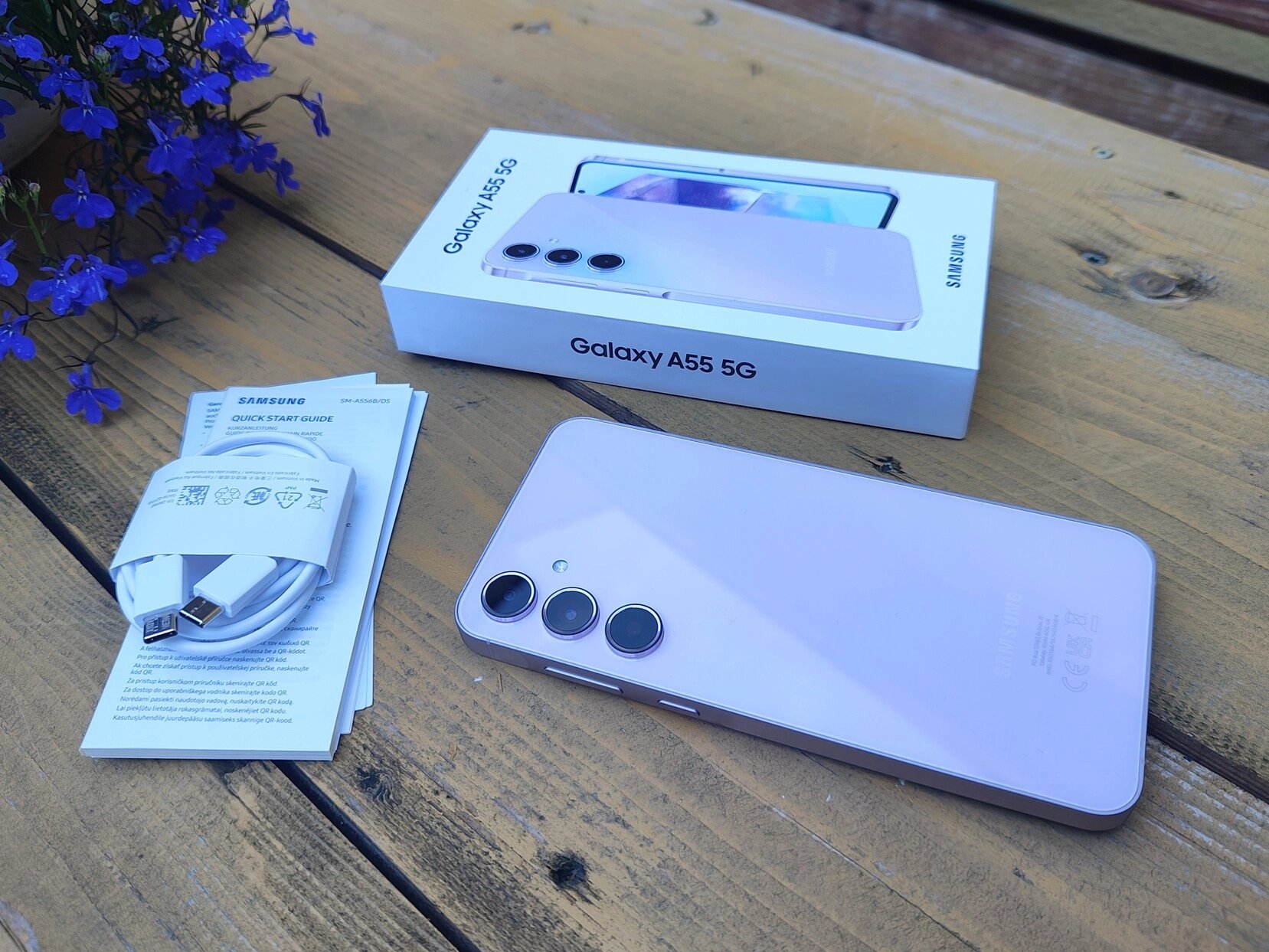 Balení je po vzoru Samsungu typicky strohé