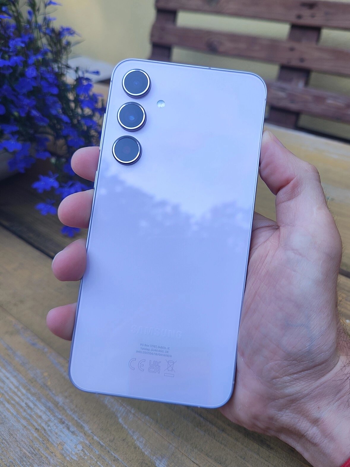 Záda telefonu proti slunci zobrazují krásné duhové odlesky