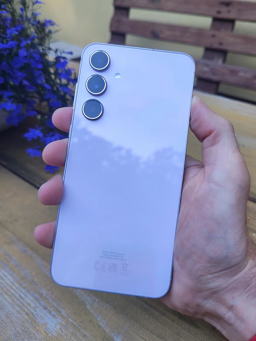 Záda telefonu proti slunci zobrazují krásné duhové odlesky