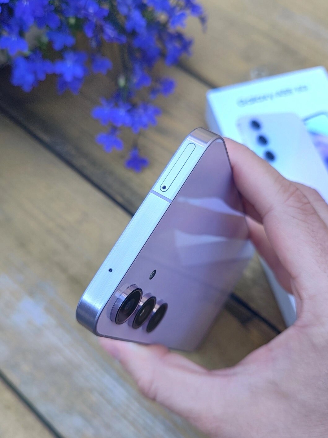 Vrchní strana telefonu