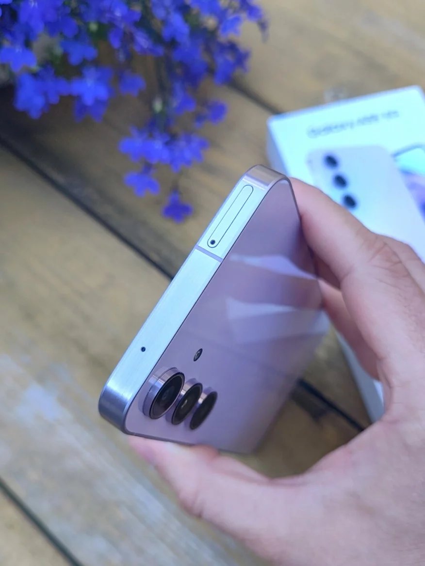 Vrchní strana telefonu