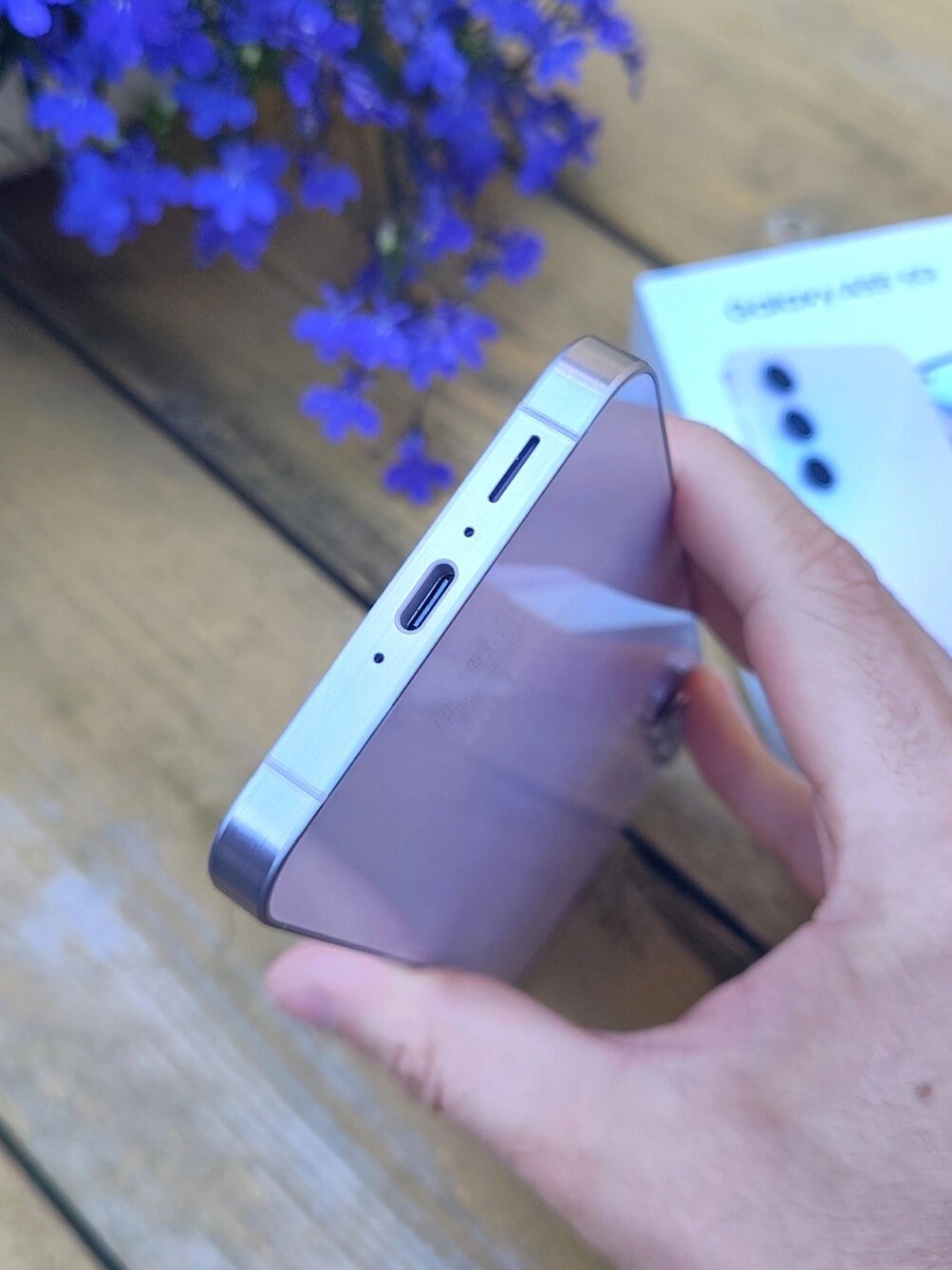 Spodní strana telefonu