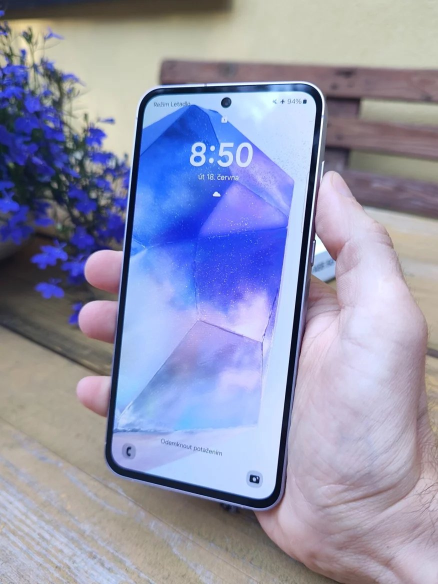 Hlavní dominantou je opět 6,6" Super AMOLED panel
