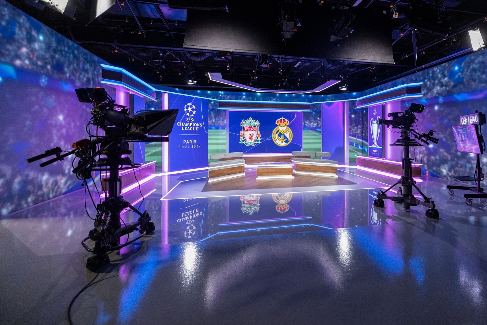 Ve studiu jsou čtyři nezávislé velkoplošné Hi-Res LED obrazovky s roztečí 1,2 milimetru. Za nimi je stěna z dalších obrazovek, které jsou překryté fólií.