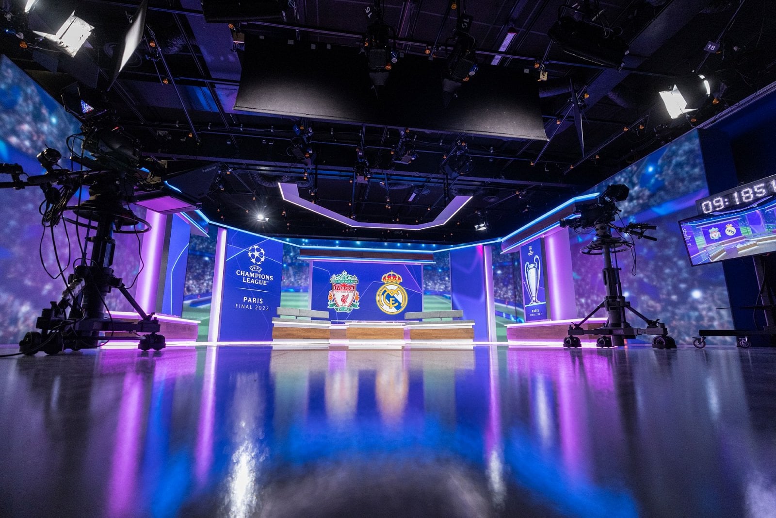 Celkový pohled na studio se světelnými rošty a nově položenou podlahou.