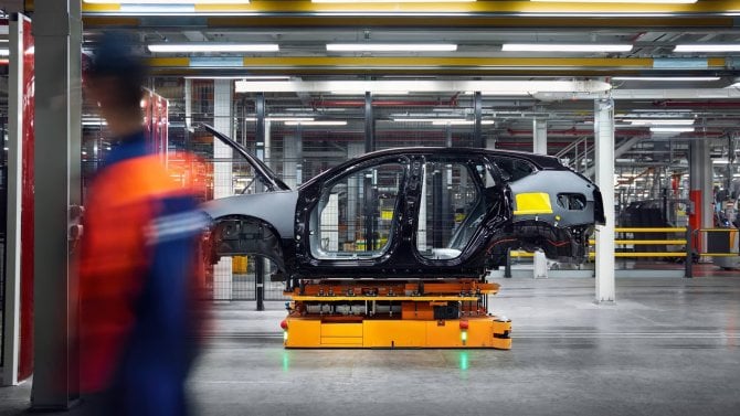 Do portfolia Geely spadají i vozy Volvo, například nejnovější EX60.