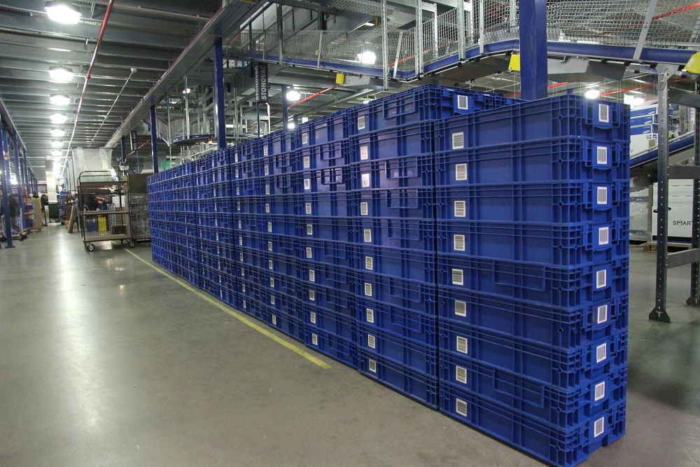 Oštítkované přepravky čekají na svoji další zakázku. Po dopravnících pak dojedou co možná nejblíže k místu, kde je zboží z objednávky uskladněno. 