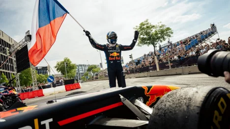 Náhledový obrázek - V Praze se o víkendu v rámci Red Bull Show Run proháněl vůz F1. A takhle to tam vypadalo