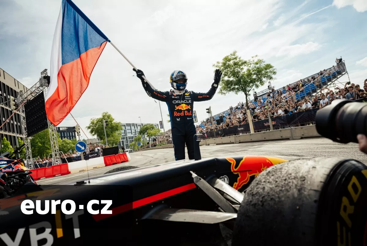 V Praze se o víkendu v rámci Red Bull Show Run proháněl vůz F1. A takhle to tam vypadalo