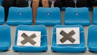Označení prázdných židlí, na kterých nikdo nesedí. Mezi jednotlivými židlemi je ponechán volný prostor, aby se dodržoval odstup a zabránilo se šíření Covid-19. Koncept dodržování odstupu.