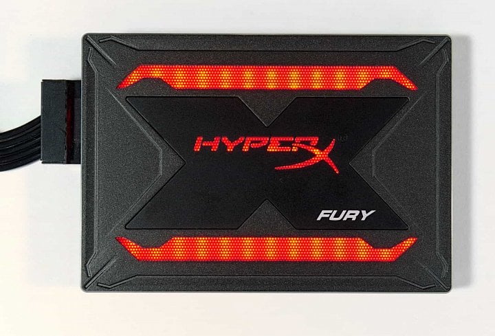 Takto HyperX RGB svítí, pokud nemáte zapojen speciální kabel a LED se živí čistě z konektoru SATA Power (Foto: AnandTech)