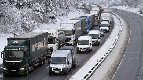 Náhledový obrázek - Opravy nepočítaly se zimou: řidiči na D1 stáli 14 hodin v koloně