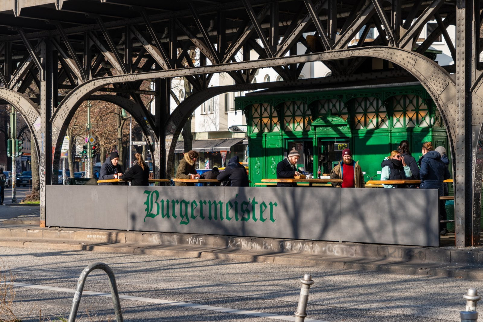 Burgermeister (Německo) – berlínský burgerový řetězec založený 2006, dnes 32 poboček v Německu a dalších evropských zemích. Do Prahy vstoupí začátkem roku 2027 první pobočkou na Václavském náměstí, další prodejny už jsou v plánu.