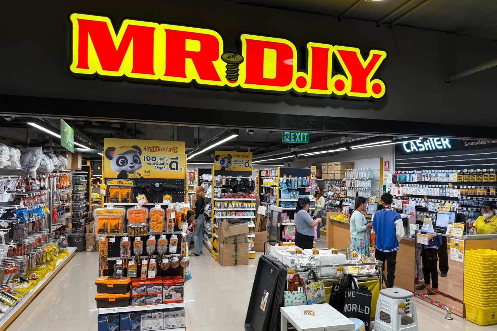 MR.DIY (Malajsie) – diskontní řetězec domácích potřeb, papírnictví, dekorací, elektroniky a kosmetiky (obdoba Action/Pepco, cenově blíž Temu). Celosvětově má přes 5 700 poboček v 15 zemích, v Evropě zatím Polsko, Španělsko a Rumunsko. V ČR chce v první fázi otevřít 4–5 obchodů letos, příští rok nejméně deset, dlouhodobě odhaduje potenciál až 200 prodejen. První pobočka se má otevřít koncem léta 2026 v OC Forum Nová Karolina v Ostravě (blízko polským hranicím kvůli logistice), poté následuje Praha a regiony. Zřizuje i české sídlo firmy.