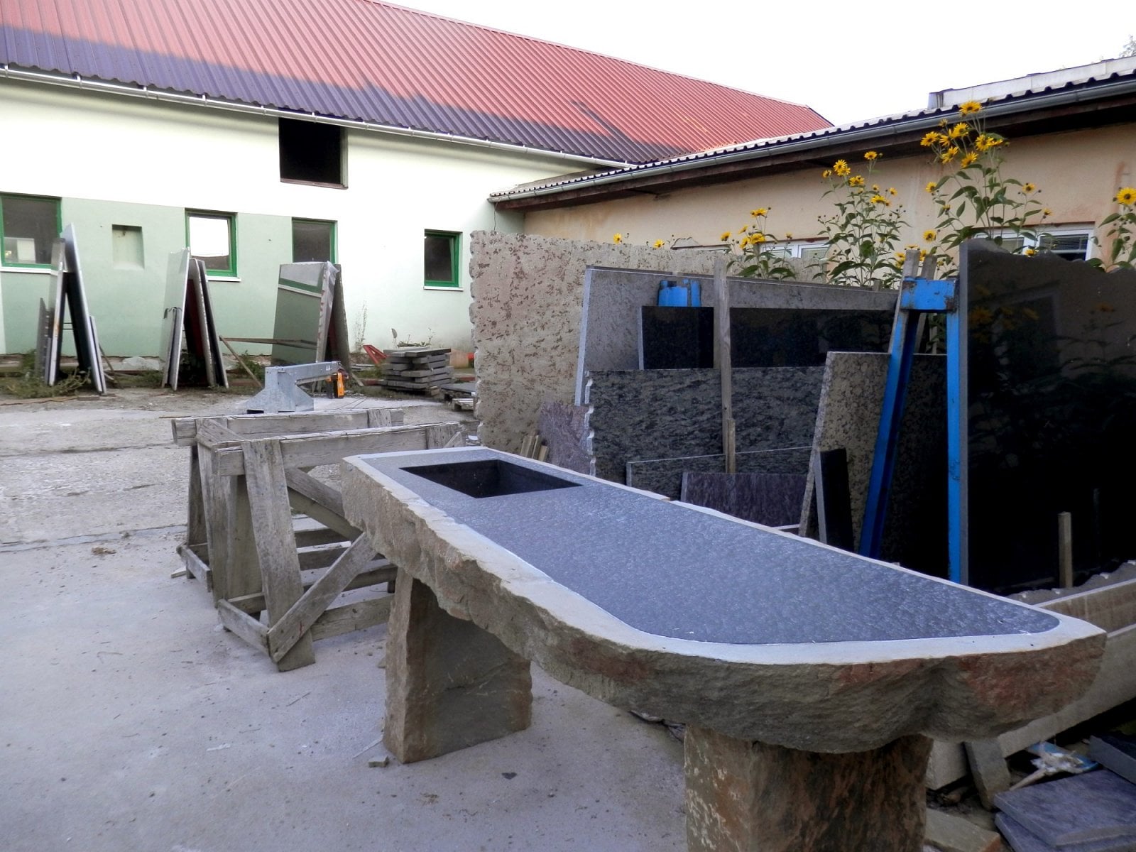 Stůl z kamene s opalovanou žulou