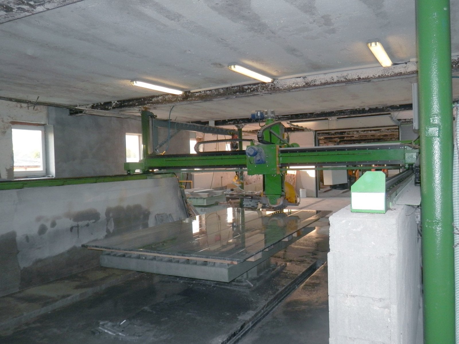 Dílna určená pro práci s kamenem - řezačka